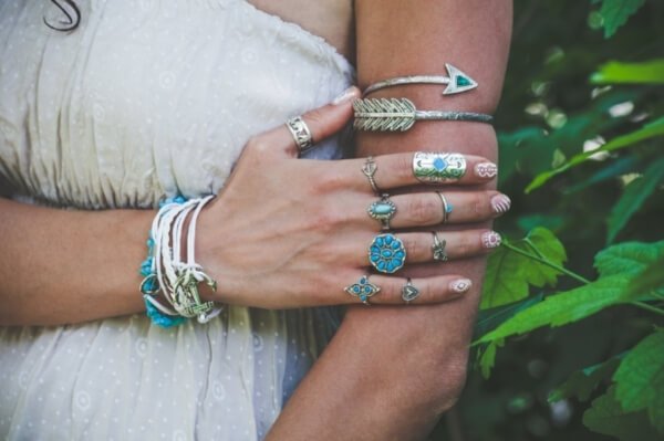 Accesorios de moda en plata con piedras azules naturales, anillos, pulseras y brazaletes